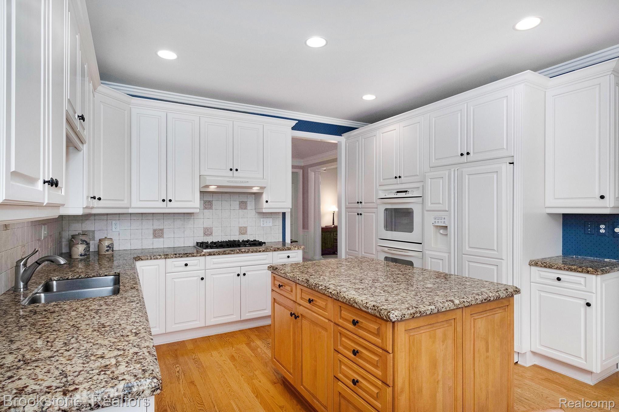 2916 Birnam Court Rochester, MI 48306 - Photo 12 of 44 Large Granite Island