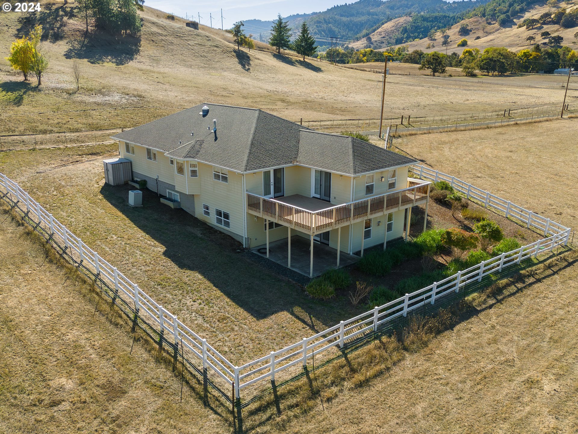 18235 Dixonville Road Roseburg, OR 97470 - Photo 8 of 40