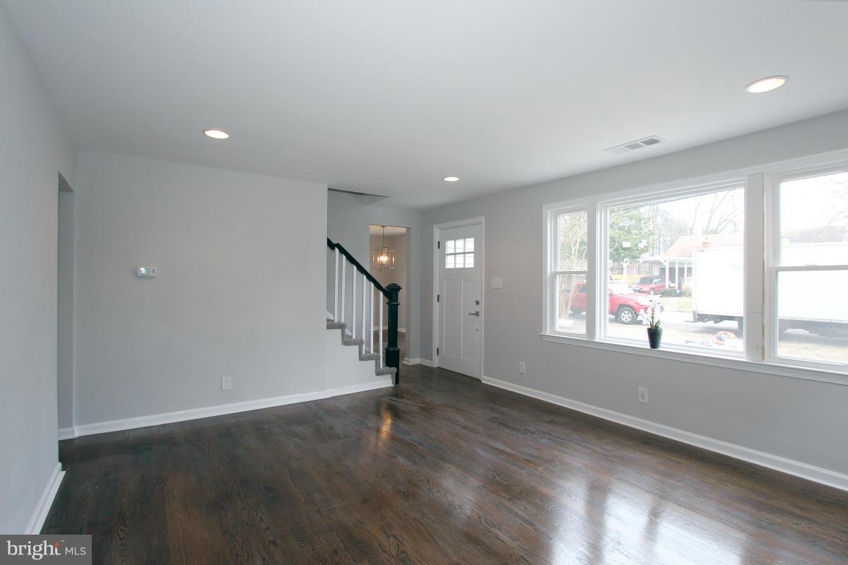 38 Brookfield Road Pasadena, MD 21122 - Photo 12 of 29 Living Room