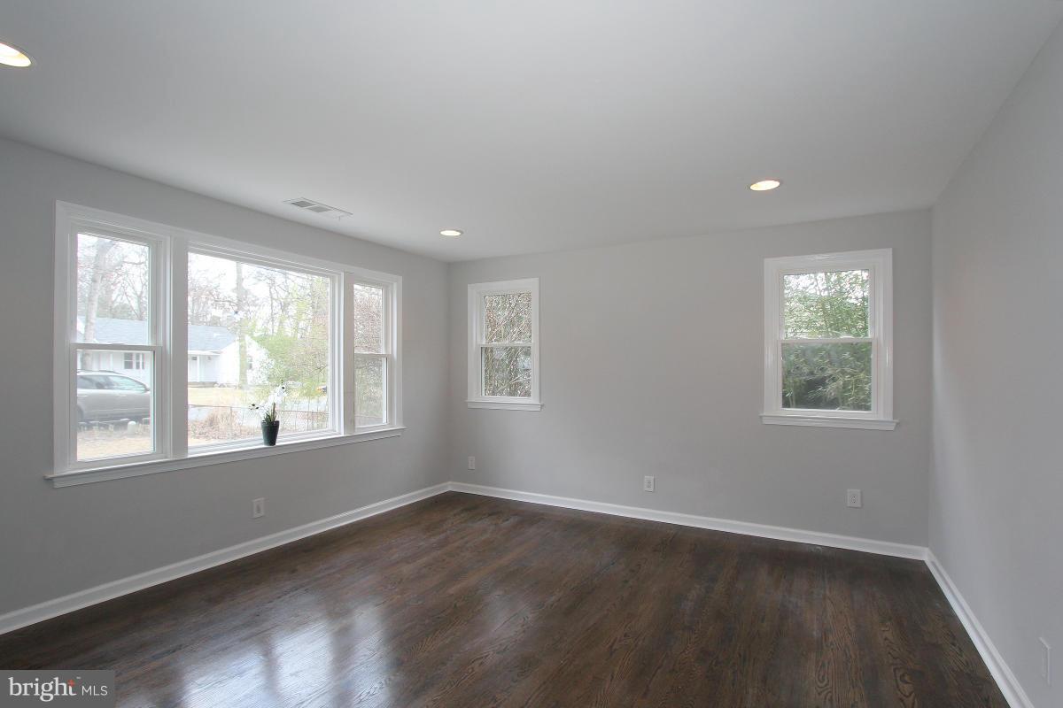 38 Brookfield Road Pasadena, MD 21122 - Photo 13 of 29 Living Room