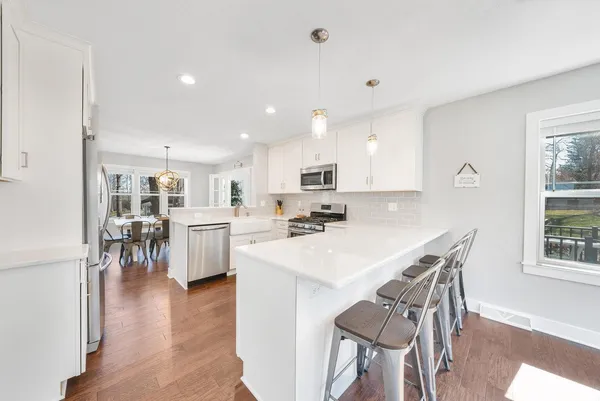 $995,000 | 812 Van Slyke Drive, Fontana, WI 53125