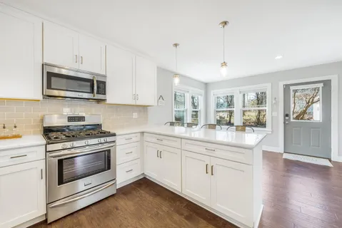 $995,000 | 812 Van Slyke Drive, Fontana, WI 53125