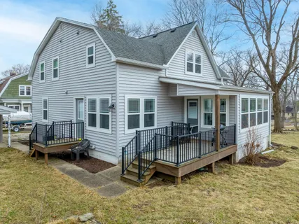 $995,000 | 812 Van Slyke Drive, Fontana, WI 53125