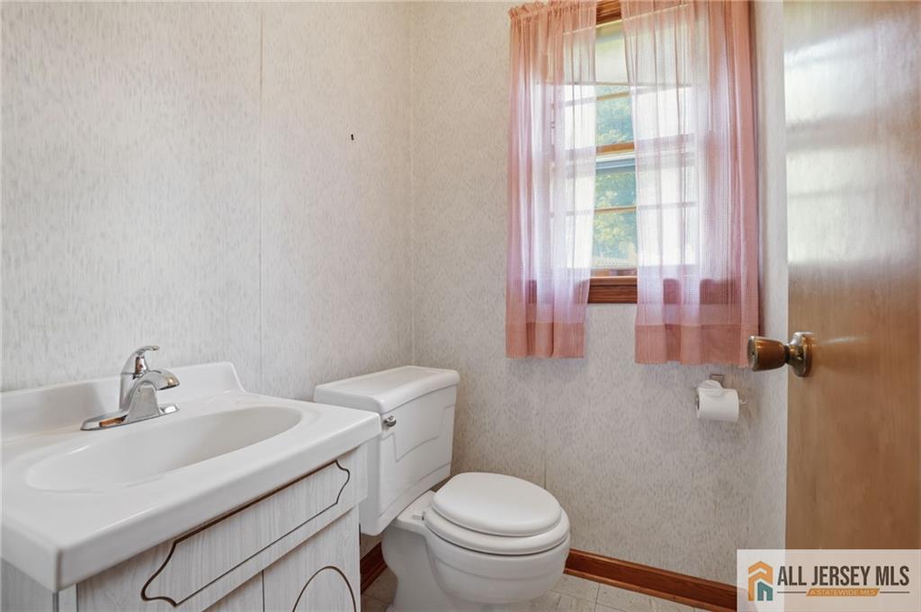 11 Reo Court Colonia, NJ 07067 - Photo 15 of 33