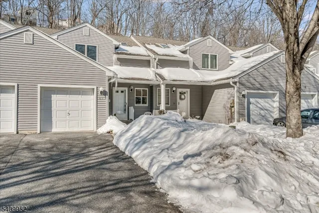 $335,000 | 63 Meadow Pond Road, Hamburg, NJ 07419