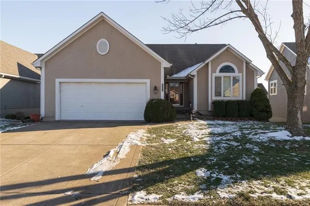 $425,000 | 913 Southwest Lauren Court, Lee's Summit, MO 64081