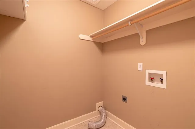 $425,000 | 913 Southwest Lauren Court, Lee's Summit, MO 64081