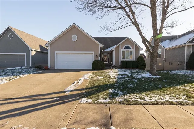 $425,000 | 913 Southwest Lauren Court, Lee's Summit, MO 64081