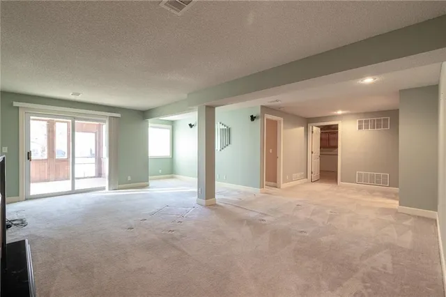 $425,000 | 913 Southwest Lauren Court, Lee's Summit, MO 64081