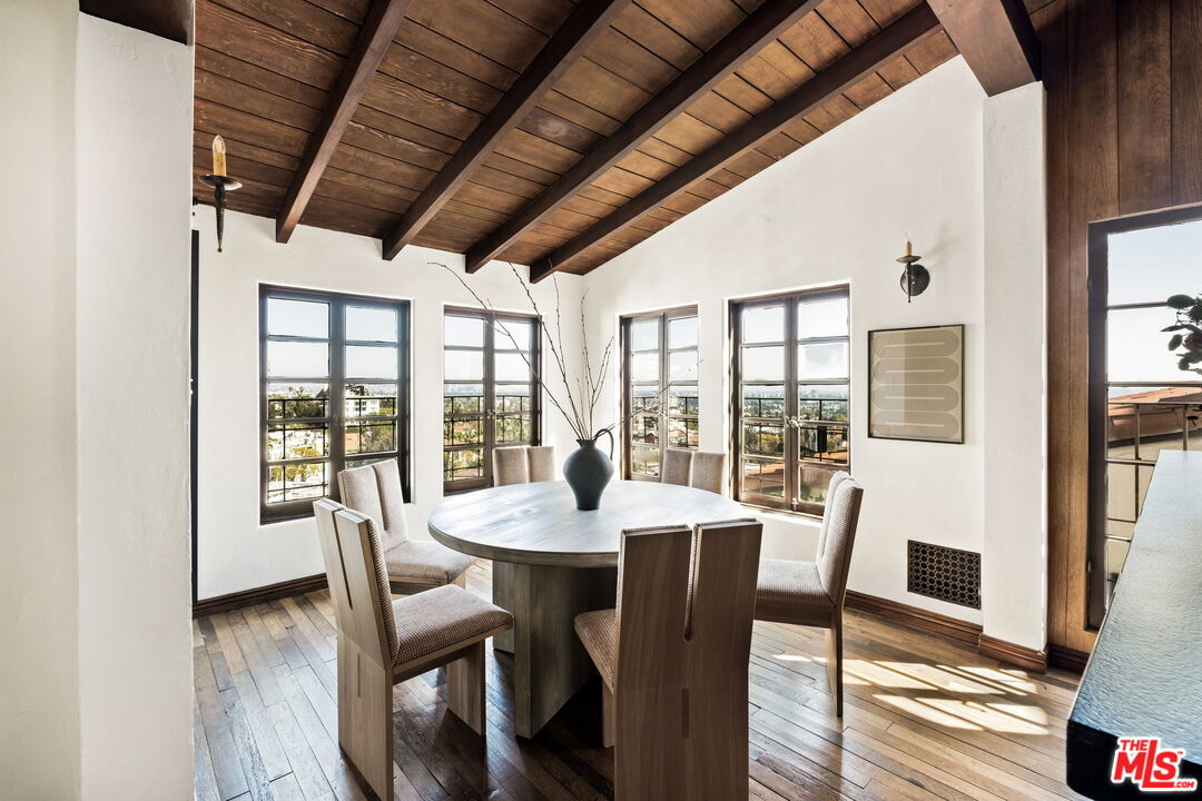8247 Roxbury Road Los Angeles, CA 90069 - Photo 12 of 37