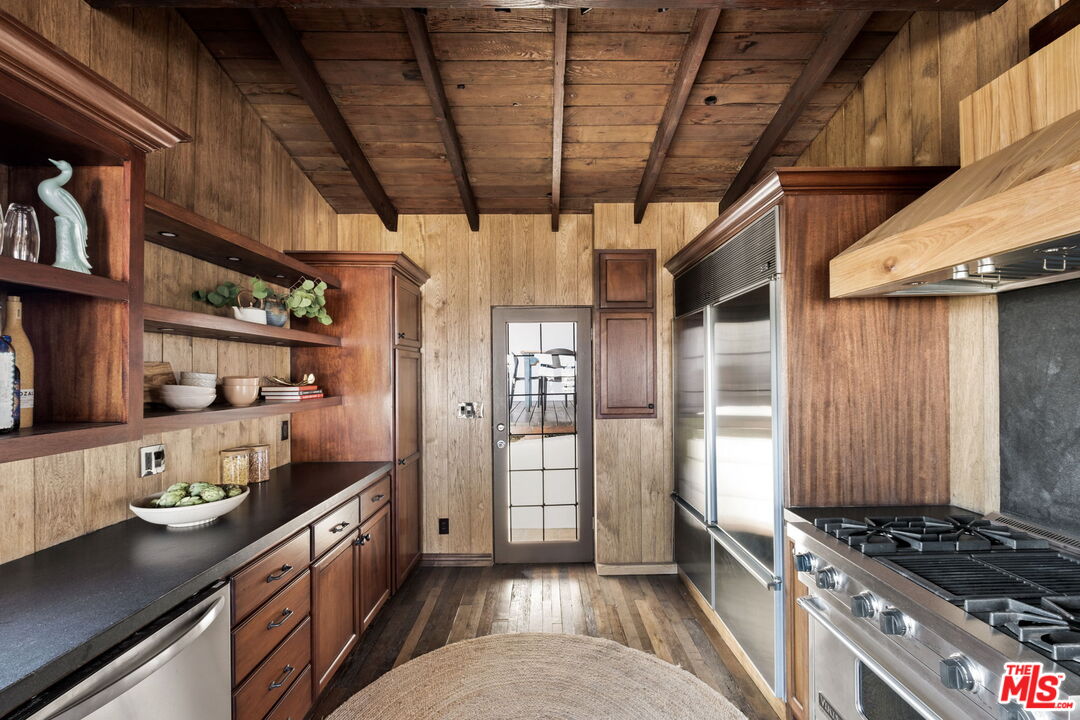 8247 Roxbury Road Los Angeles, CA 90069 - Photo 15 of 37
