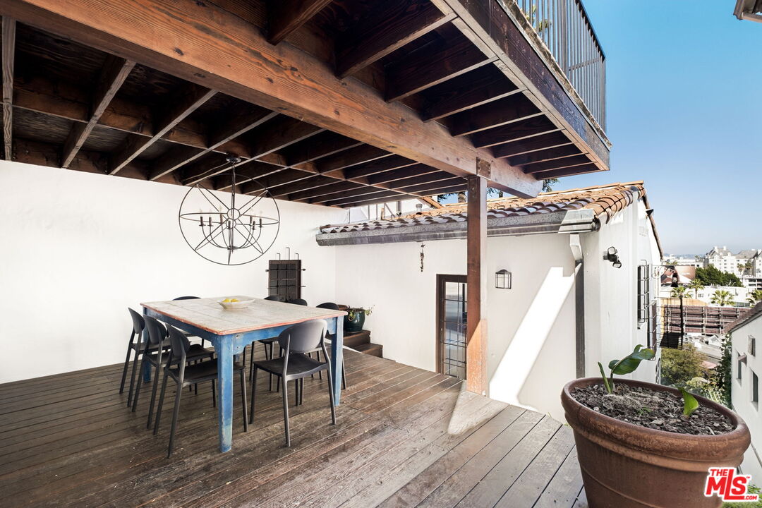 8247 Roxbury Road Los Angeles, CA 90069 - Photo 16 of 37