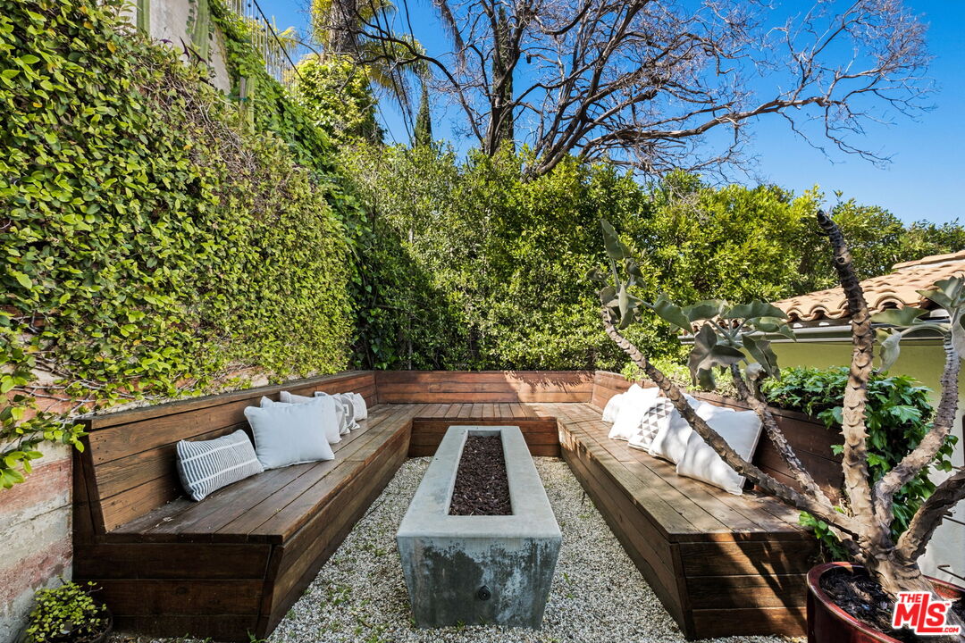 8247 Roxbury Road Los Angeles, CA 90069 - Photo 27 of 37