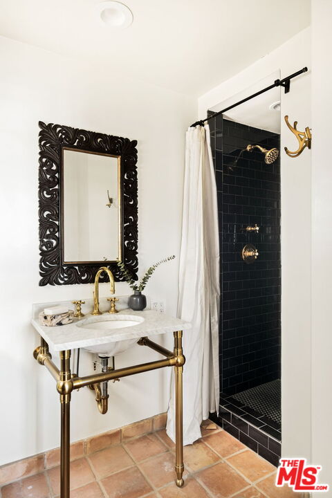 8247 Roxbury Road Los Angeles, CA 90069 - Photo 28 of 37