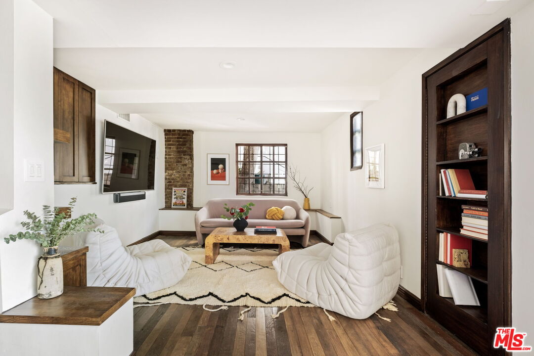 8247 Roxbury Road Los Angeles, CA 90069 - Photo 29 of 37