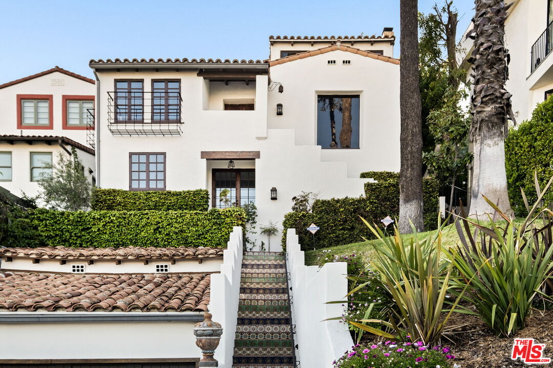 8247 Roxbury Road Los Angeles, CA 90069 - Photo 3 of 37