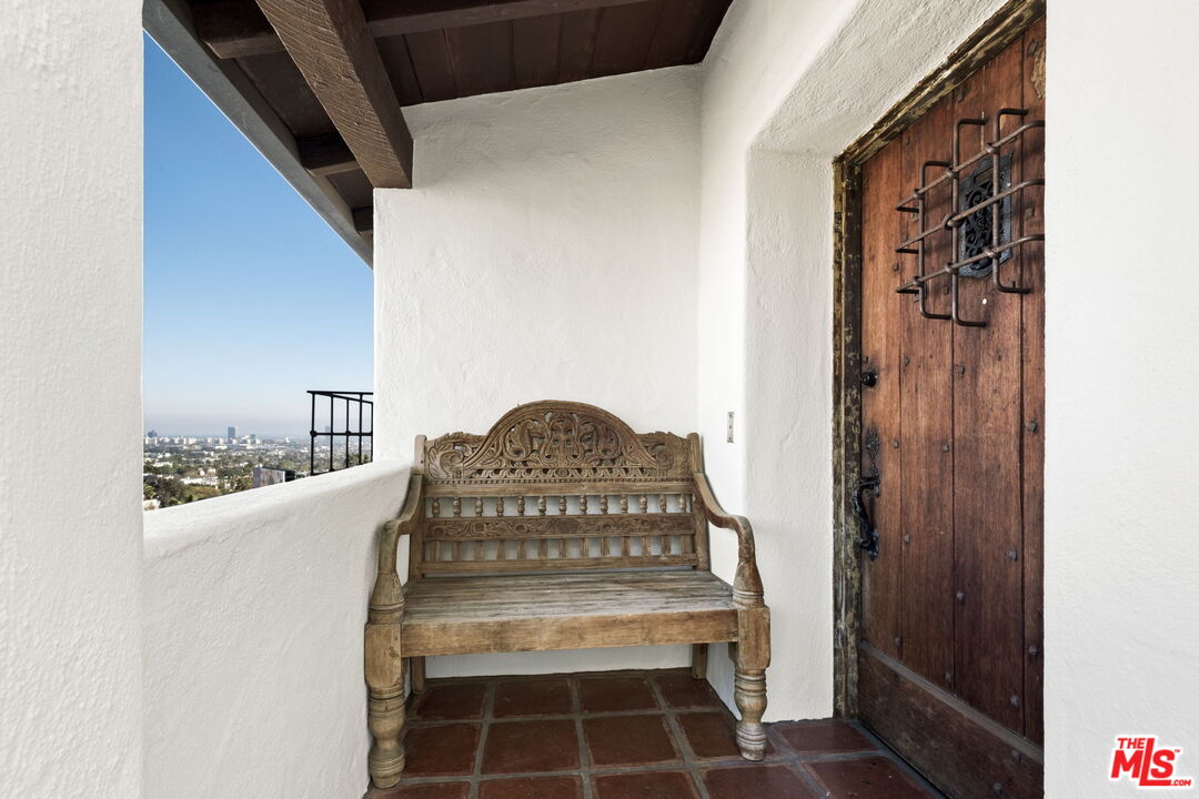 8247 Roxbury Road Los Angeles, CA 90069 - Photo 5 of 37