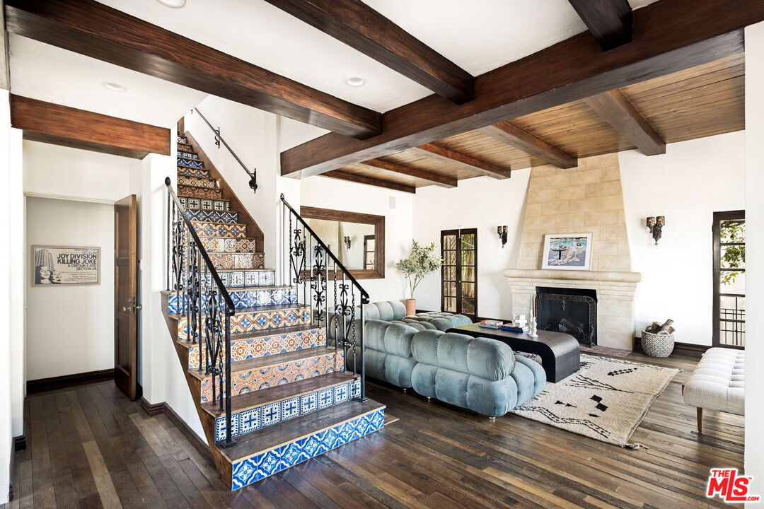 8247 Roxbury Road Los Angeles, CA 90069 - Photo 6 of 37