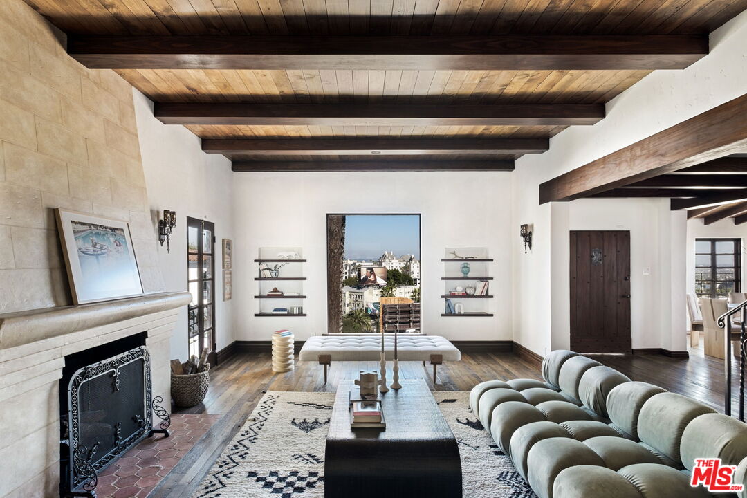 8247 Roxbury Road Los Angeles, CA 90069 - Photo 7 of 37