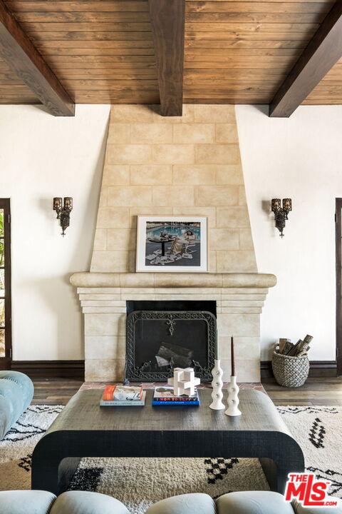 8247 Roxbury Road Los Angeles, CA 90069 - Photo 8 of 37