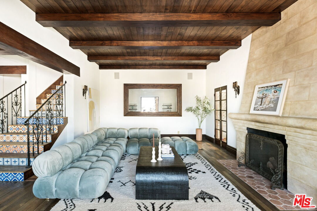8247 Roxbury Road Los Angeles, CA 90069 - Photo 9 of 37