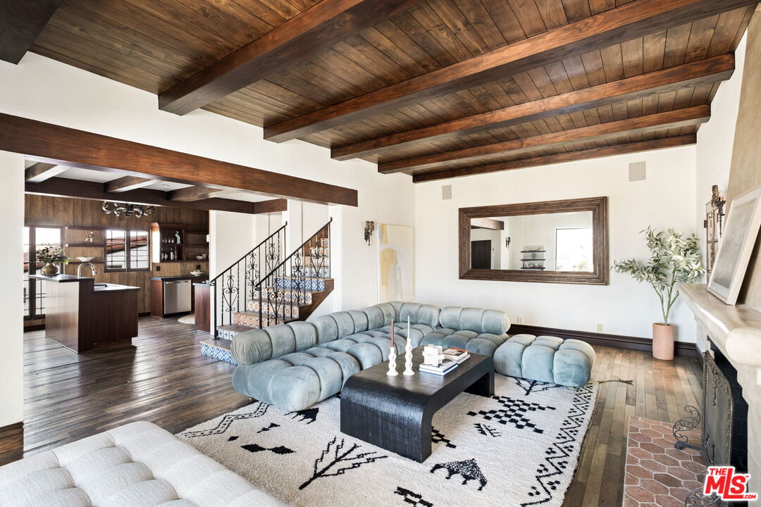 8247 Roxbury Road Los Angeles, CA 90069 - Photo 10 of 37