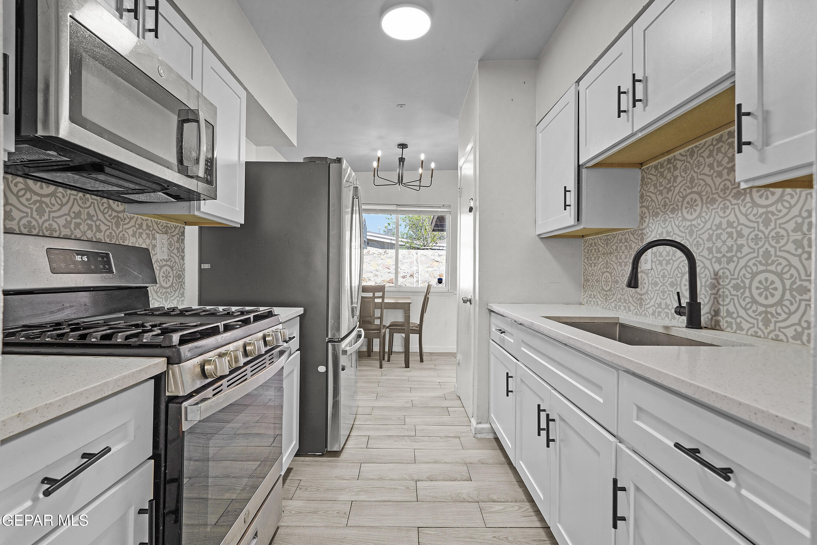 729 Fall River Road El Paso, TX 79907 - Photo 4 of 23 DSC03361