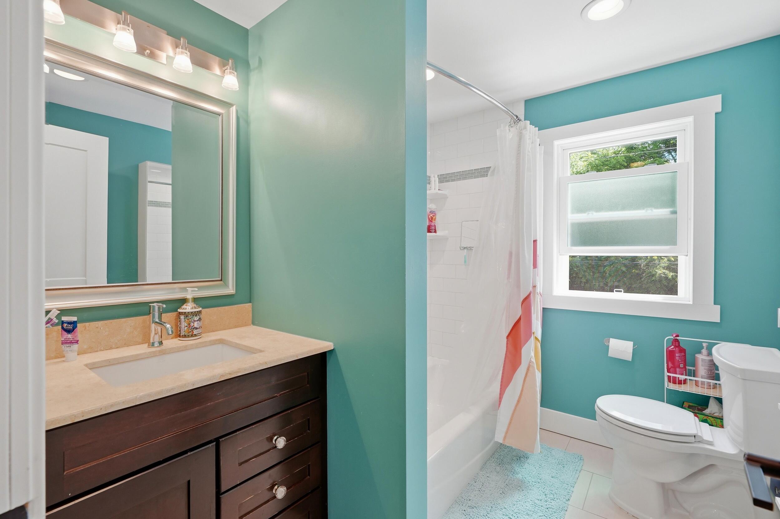 1921 Earlmont Road Berkley, MI 48072 - Photo 19 of 42 Upstairs Bath