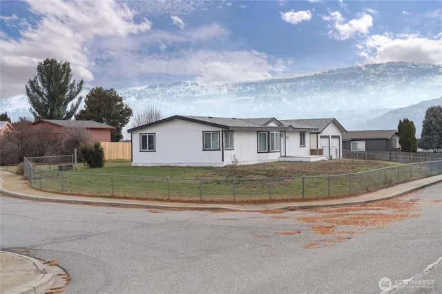 a view of house with backyard