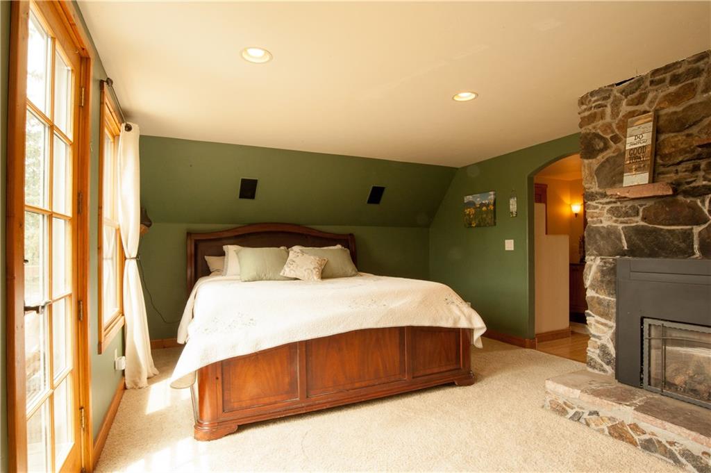 89 N Road Silverthorne, CO 80498 - Photo 11 of 35 a bedroom with a bed and a mirror