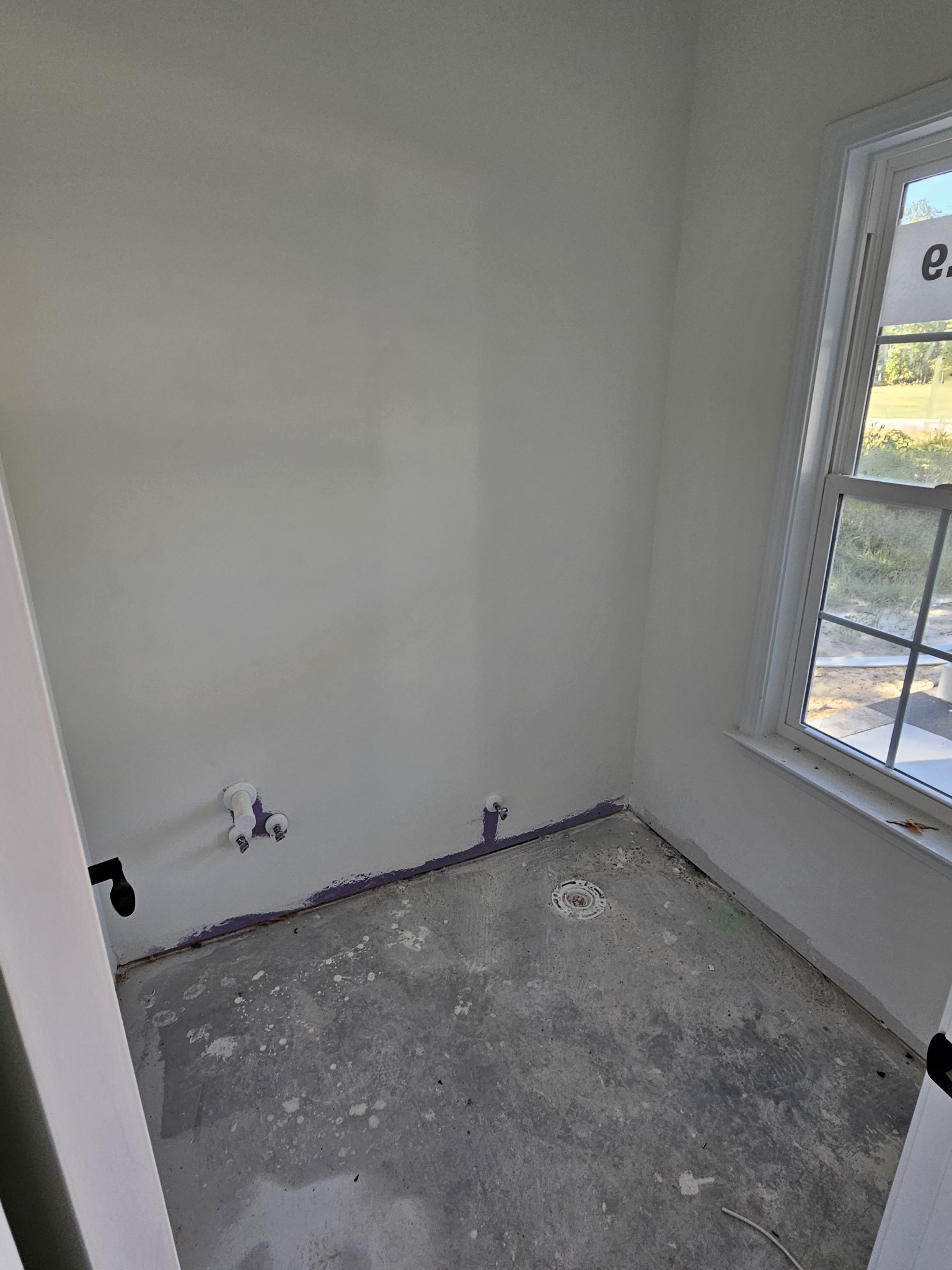 29 North Ballard Road Manchester, TN 37355 - Photo 6 of 24 an empty room with a window