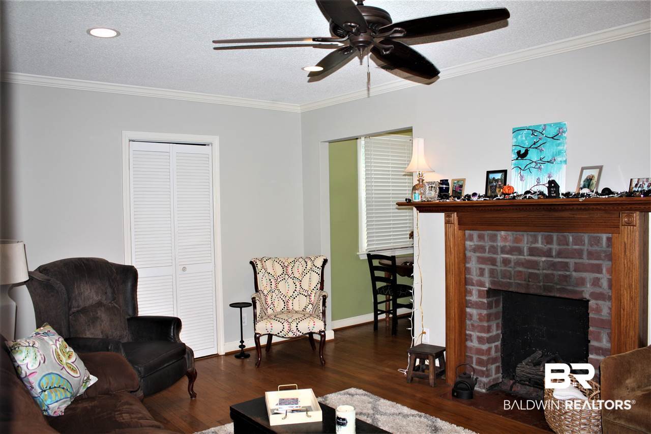 305 Pineview Lane West Mobile, AL 36608 - Photo 2 of 15