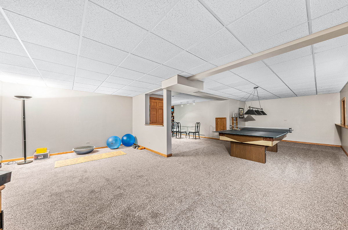 4435 Esquire Circle Naperville, IL 60564 - Photo 30 of 45 a bed room with furniture and a air conditioner vent