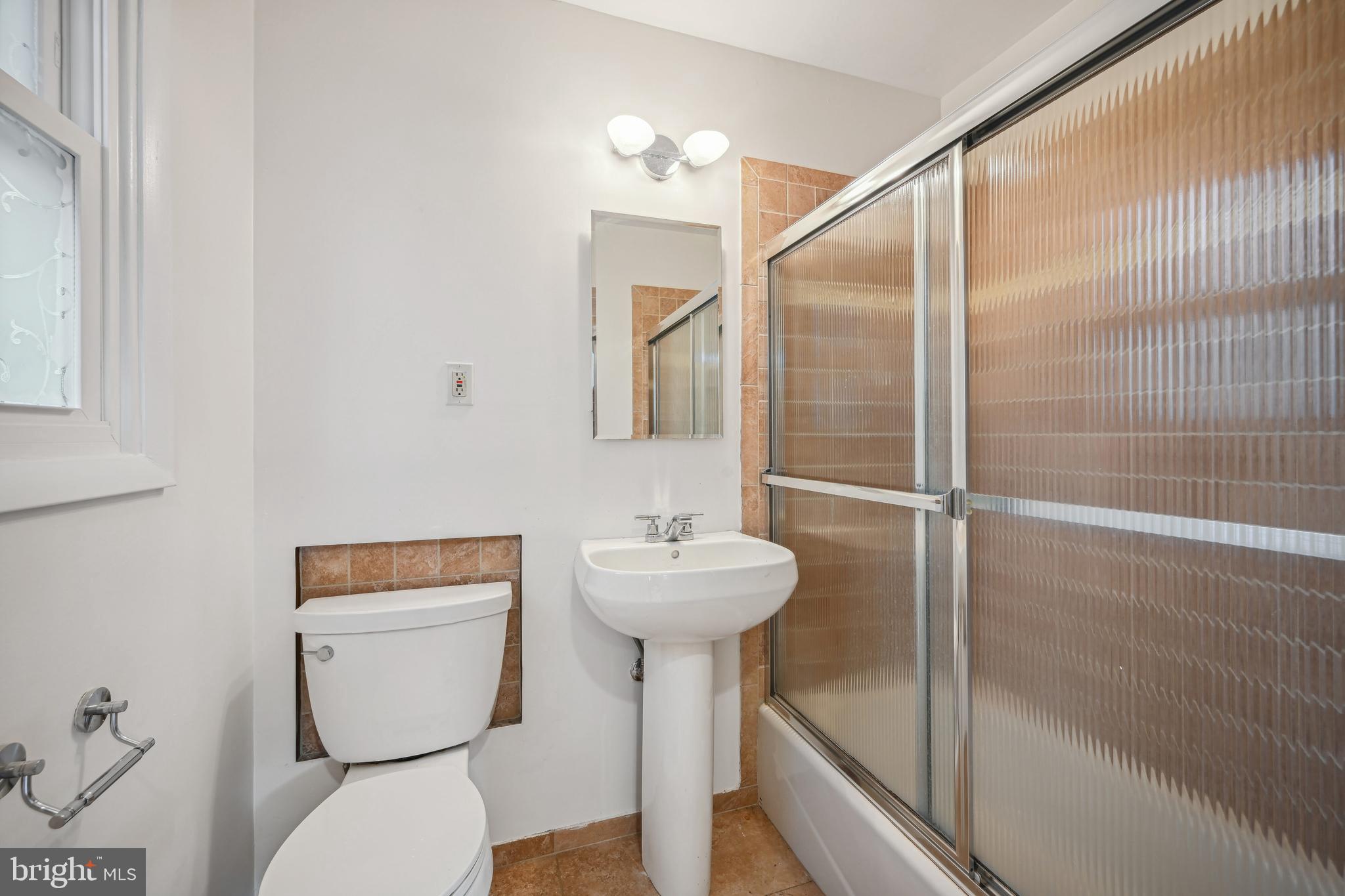 2711 Elnora Street Silver Spring, MD 20902 - Photo 14 of 25 with ensuite Full Bath