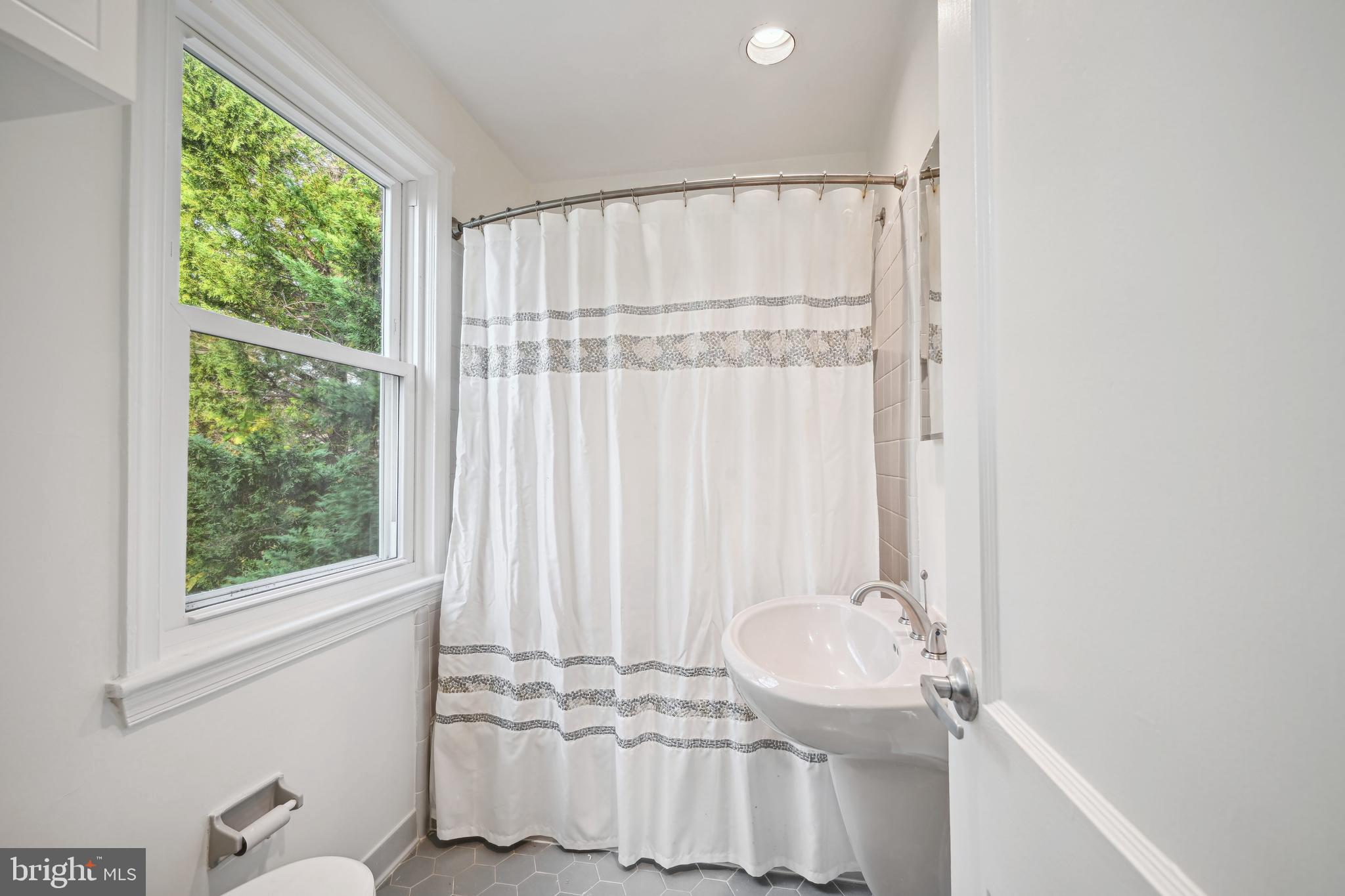 2711 Elnora Street Silver Spring, MD 20902 - Photo 17 of 25 Upper Level Full Bath