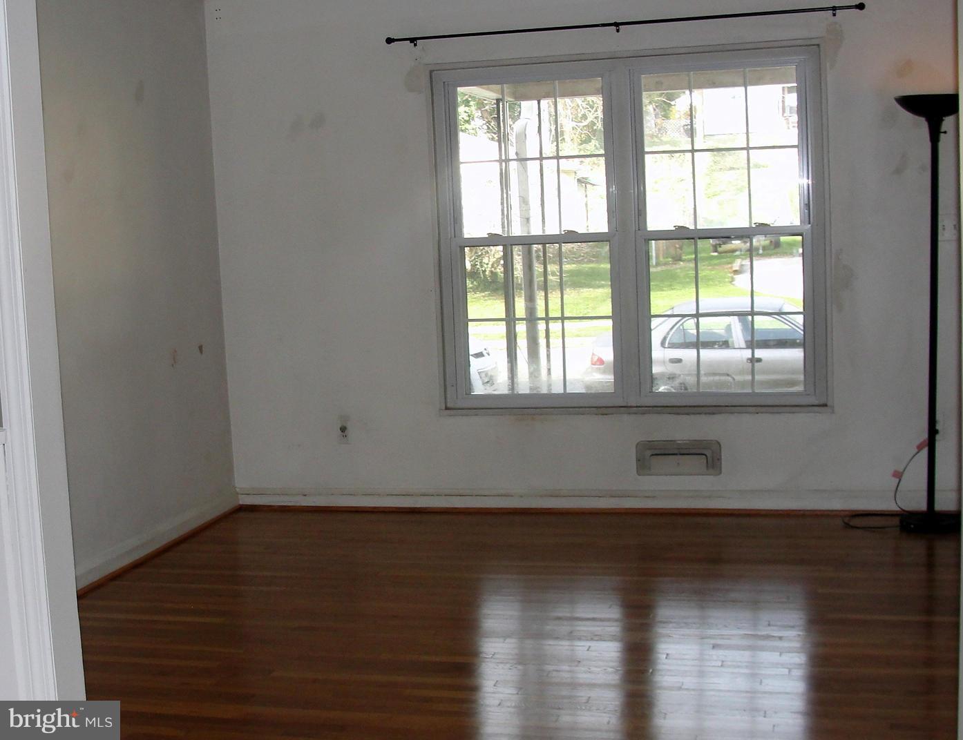 919 Southridge Road Baltimore, MD 21228 - Photo 11 of 11 Living Room