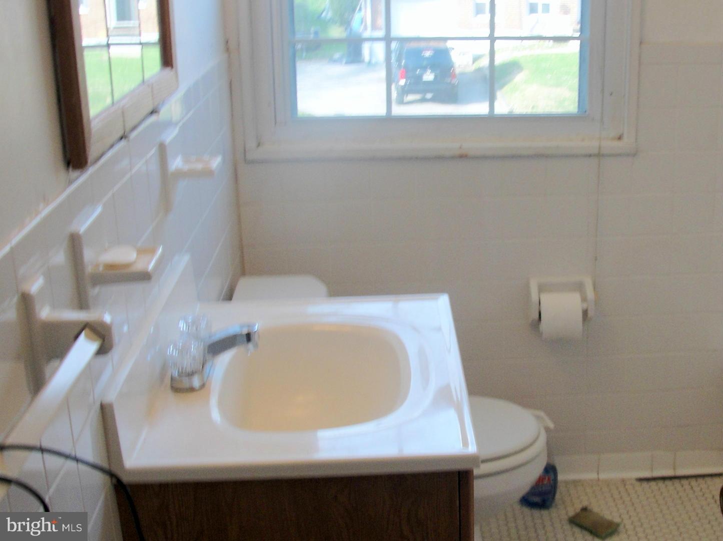 919 Southridge Road Baltimore, MD 21228 - Photo 4 of 11 Bath