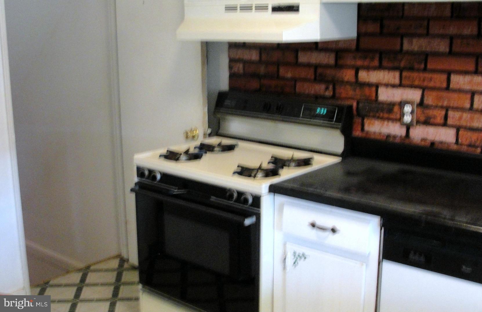 919 Southridge Road Baltimore, MD 21228 - Photo 10 of 11 Kitchen
