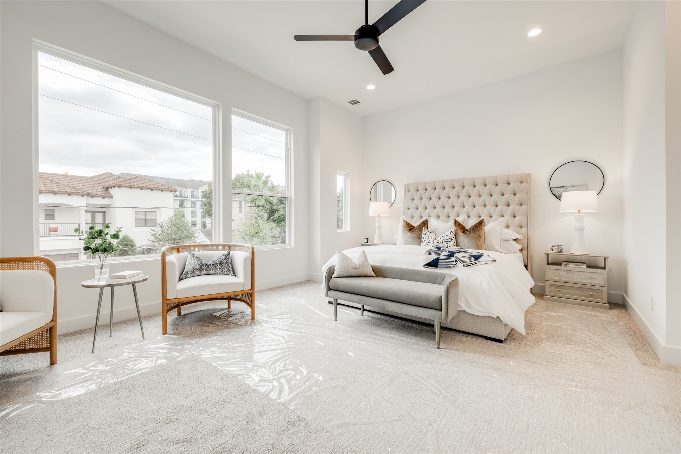 116 East 23rd Street Houston, TX 77008 - Photo 19 of 38 a living room with furniture and a large window