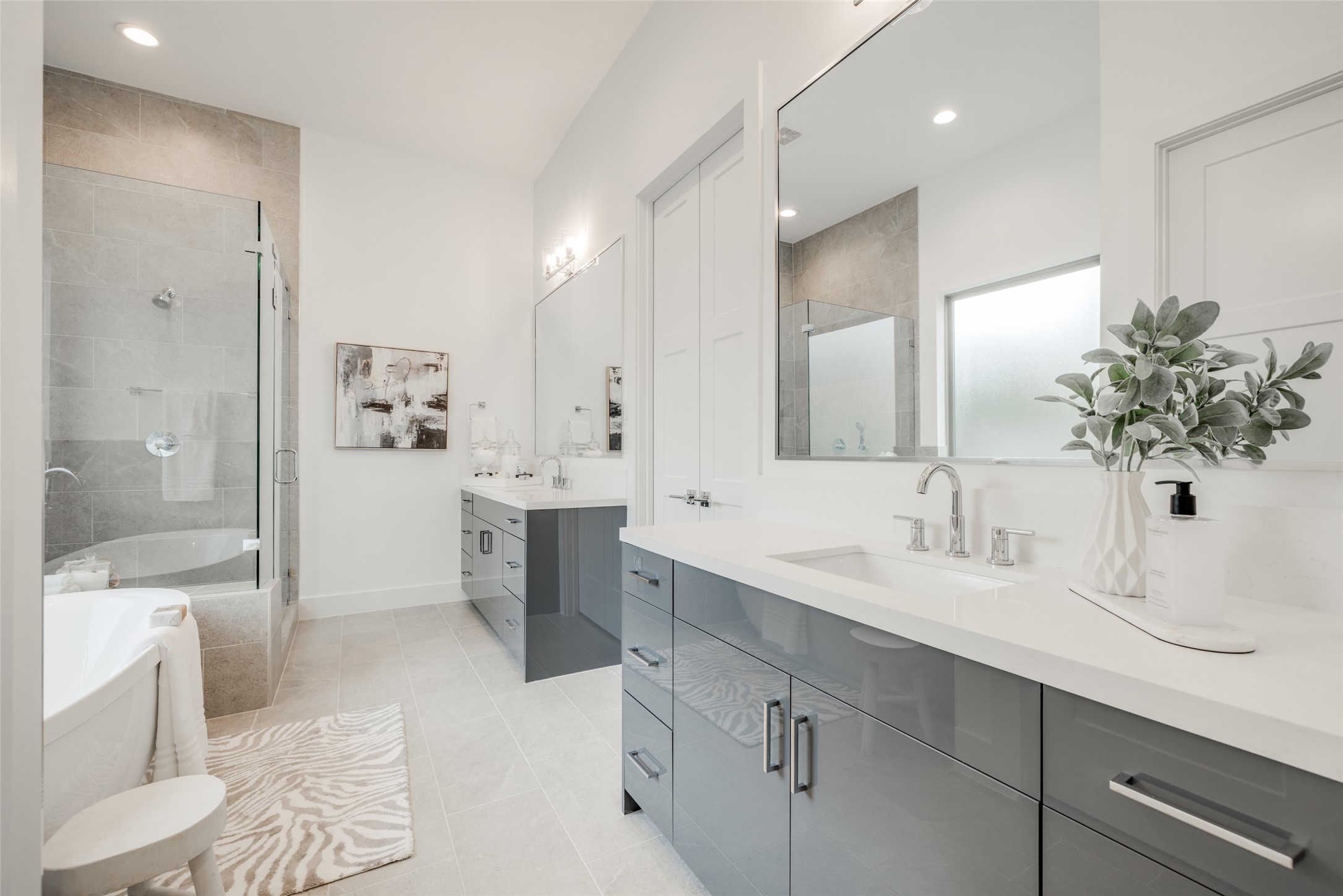 116 East 23rd Street Houston, TX 77008 - Photo 21 of 38 a spacious bathroom with a bathtub shower sink double and mirror