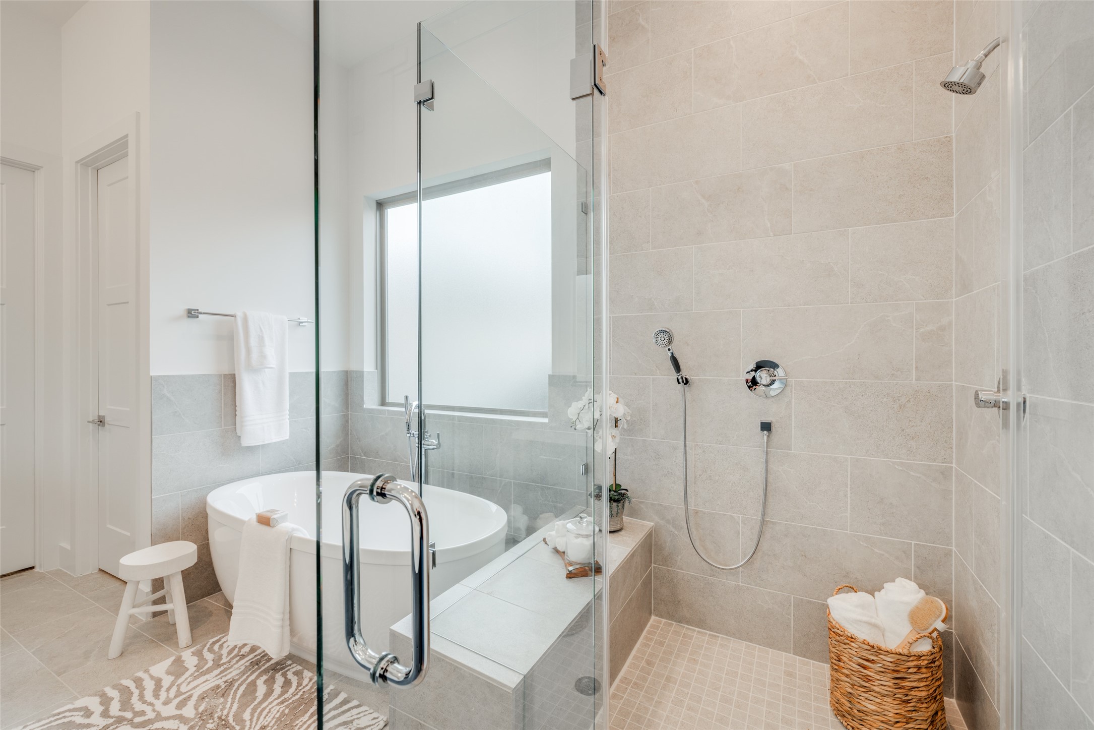 116 East 23rd Street Houston, TX 77008 - Photo 23 of 38 a bathroom with a tub and shower