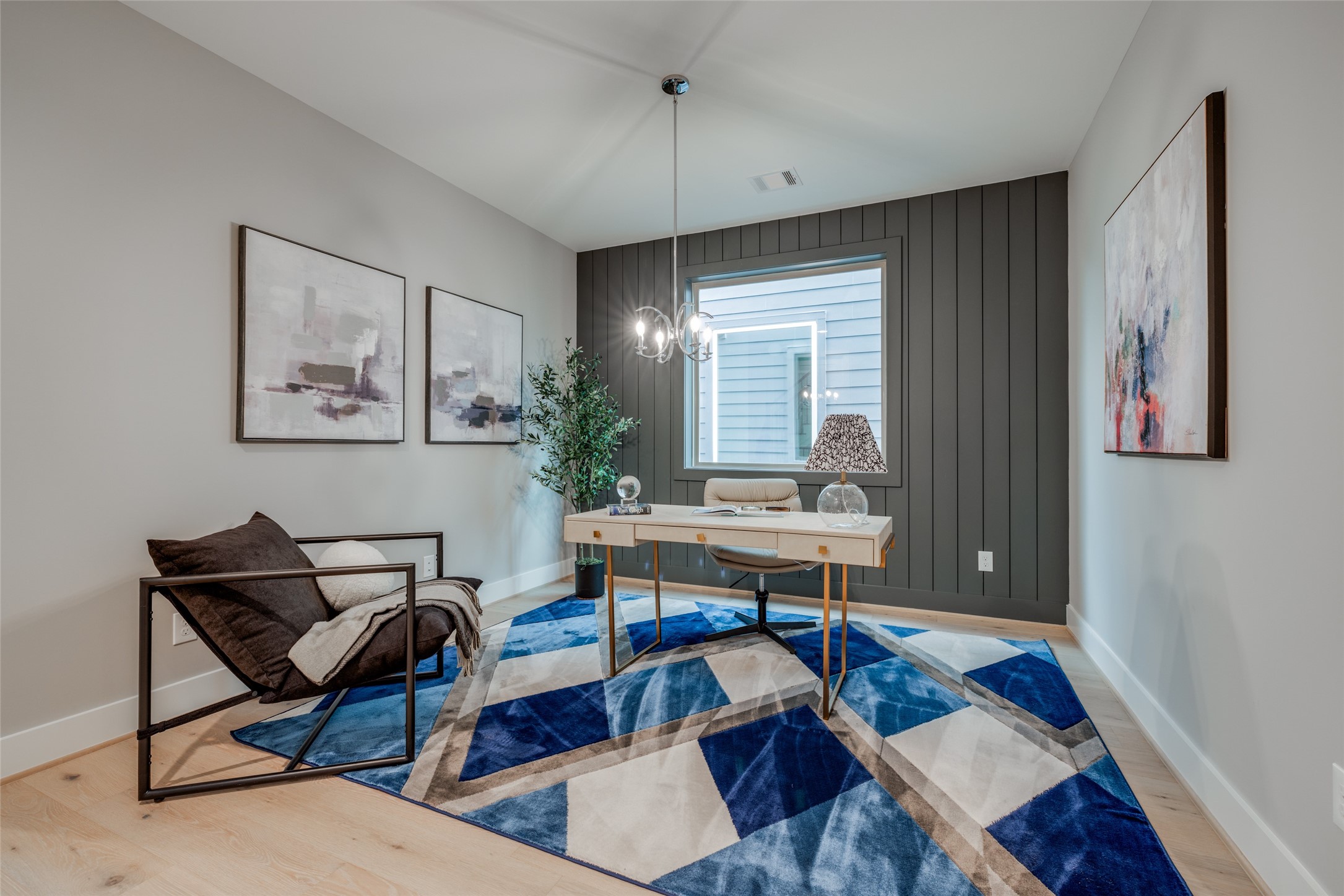 116 East 23rd Street Houston, TX 77008 - Photo 28 of 38 a living room with furniture and a window