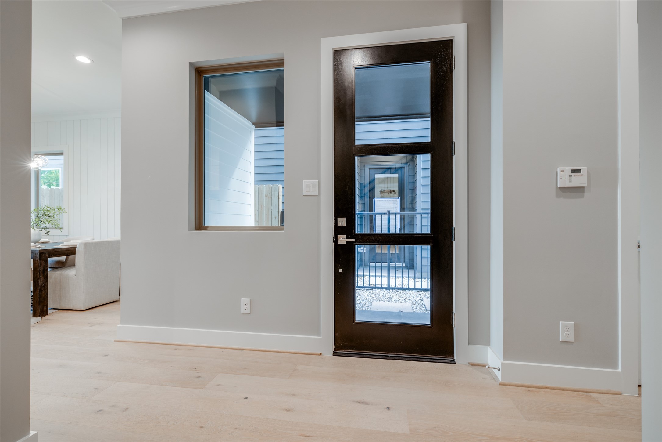 116 East 23rd Street Houston, TX 77008 - Photo 3 of 38 an empty room with windows and closet