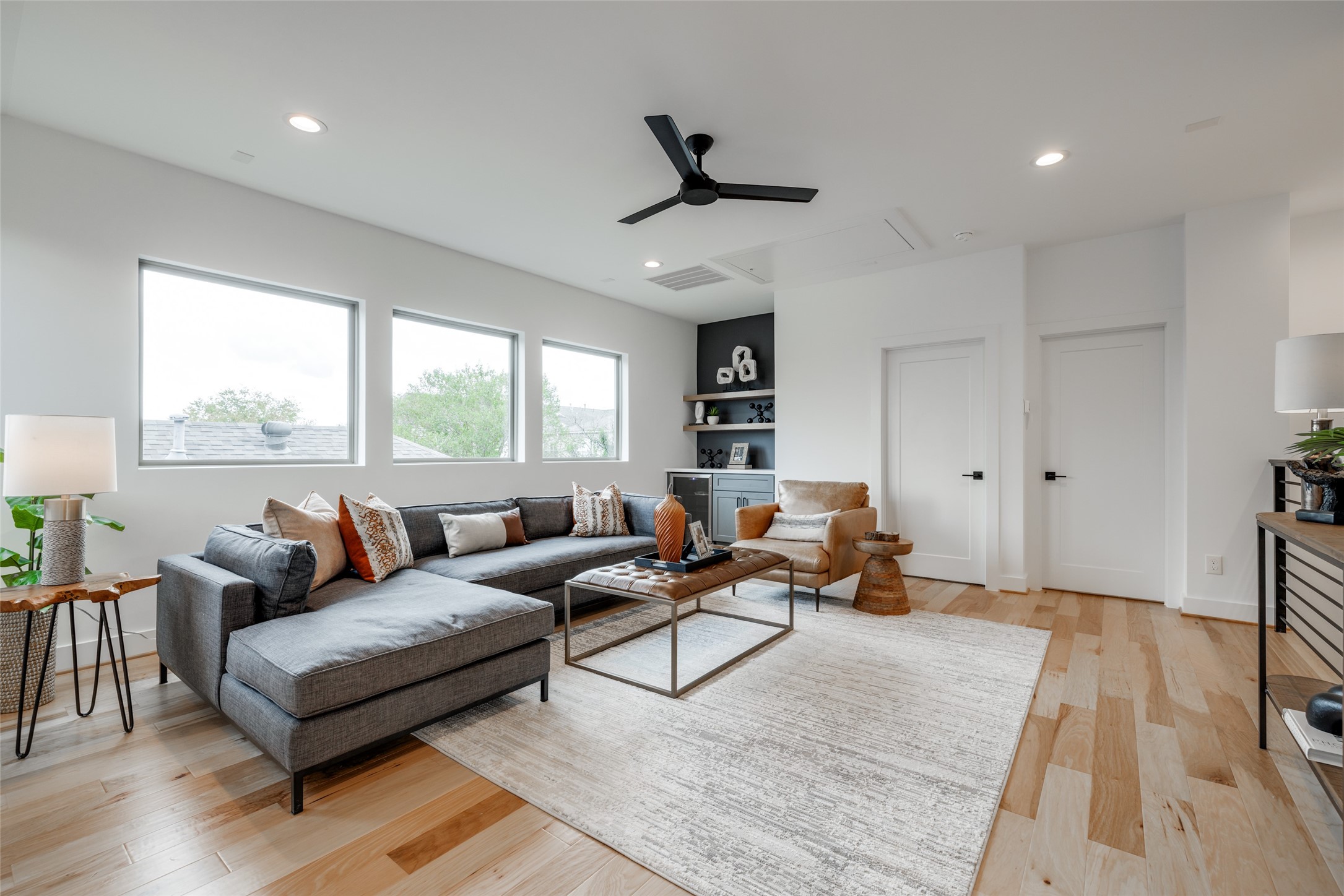 116 East 23rd Street Houston, TX 77008 - Photo 34 of 38 a living room with furniture and a large window