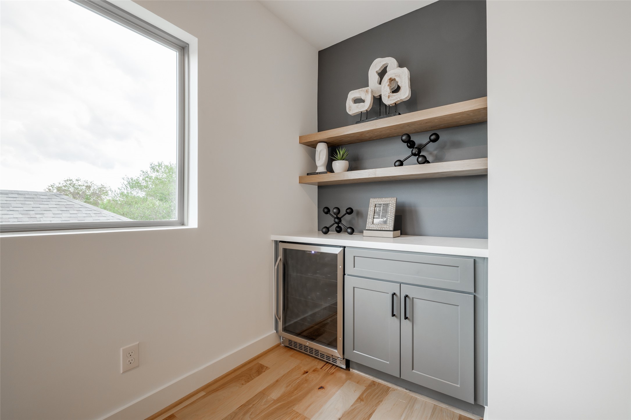 116 East 23rd Street Houston, TX 77008 - Photo 35 of 38 a kitchen with a white wooden cabinets and a window