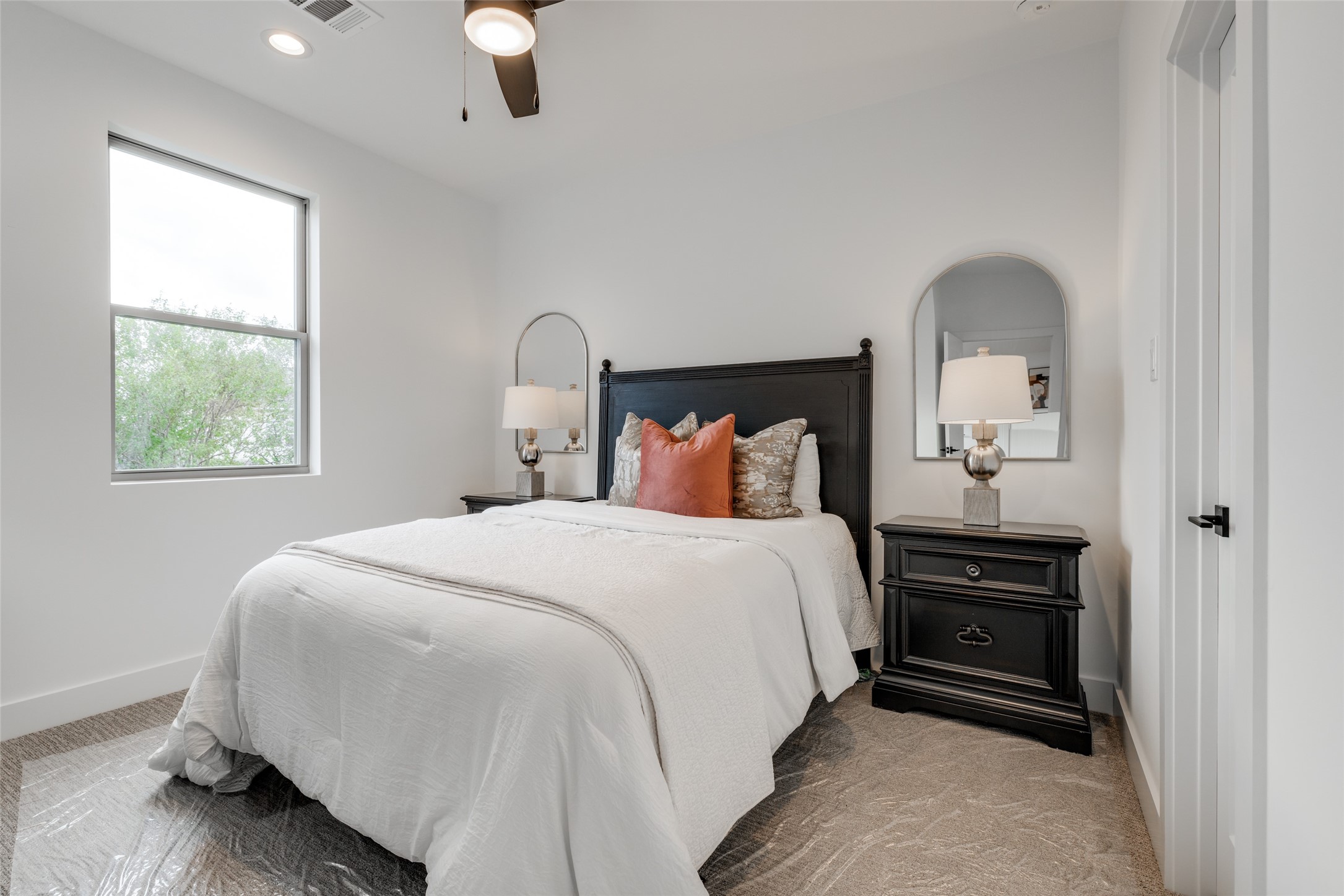 116 East 23rd Street Houston, TX 77008 - Photo 36 of 38 a bedroom with a bed and a chandelier