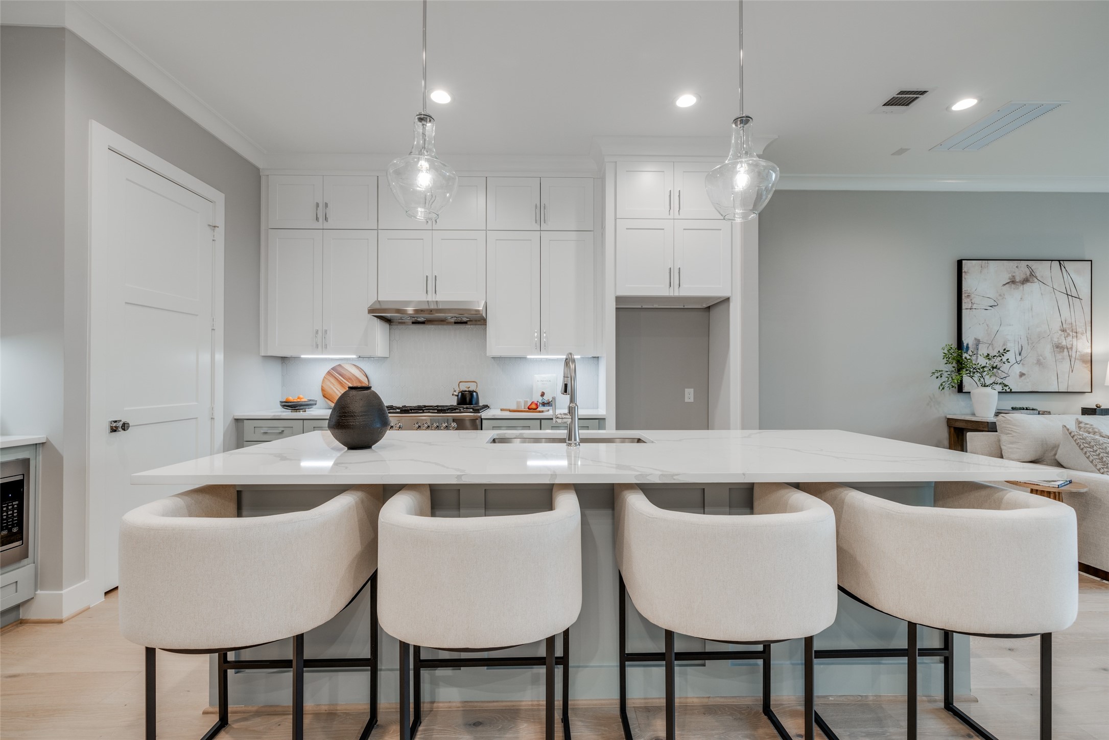 116 East 23rd Street Houston, TX 77008 - Photo 4 of 38 a kitchen with a dining table chairs and sink