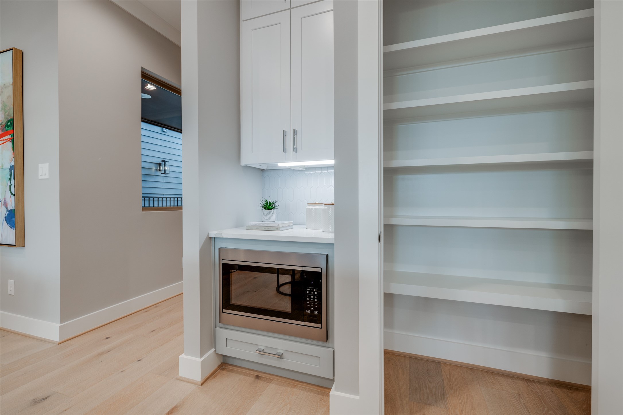 116 East 23rd Street Houston, TX 77008 - Photo 8 of 38 a room with cabinets and a fireplace