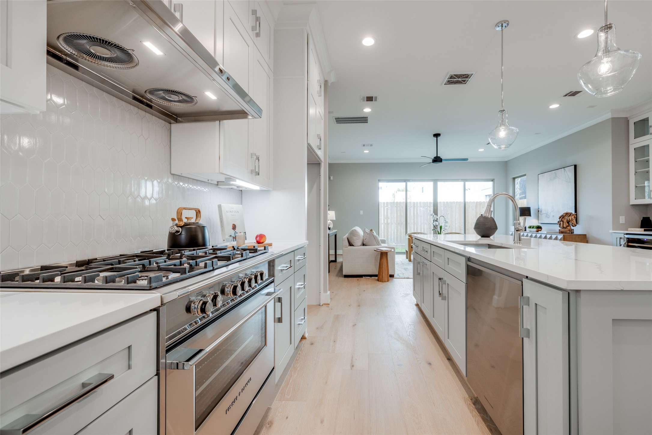 116 East 23rd Street Houston, TX 77008 - Photo 10 of 38 a kitchen with stove and cabinets