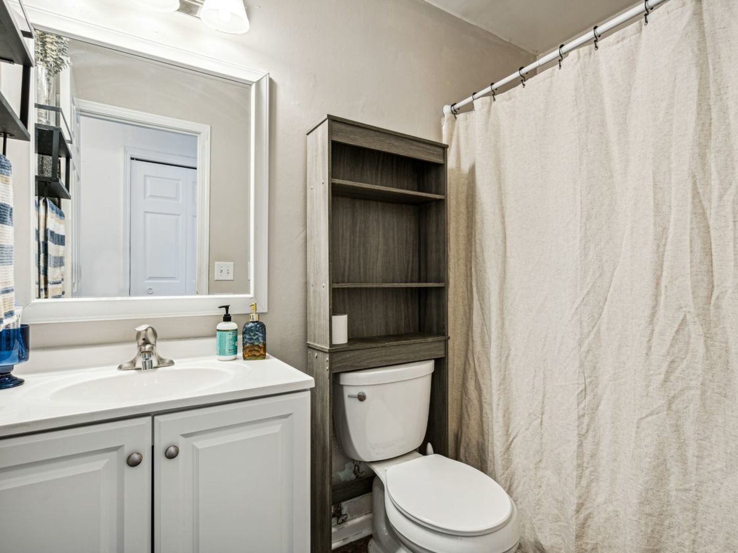 167 Heathgate Road Montgomery, IL 60538 - Photo 10 of 22 a bathroom with a sink a toilet and shower